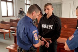 Fascinuje ho násilí, řekli znalci o mladíkovi z Ukrajiny obžalovaném ze znásilnění a pokusu o vraždu školačky - Novinky